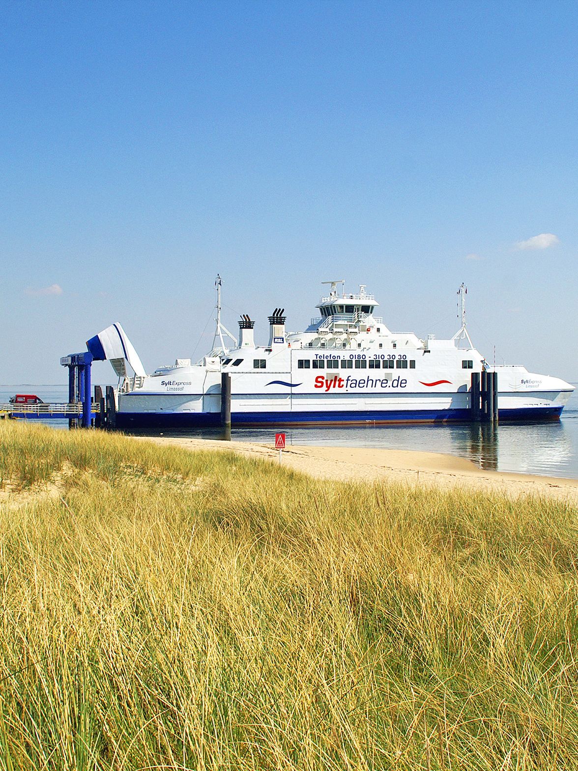 Autofähre am Lister Hafen in unmittelbarer Nähre zum Hotel