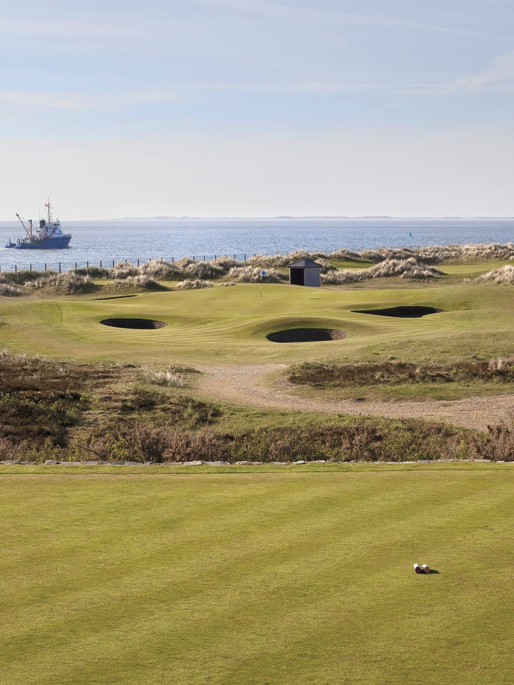 Golfplatz mit Blick auf das Meer auf Sylt